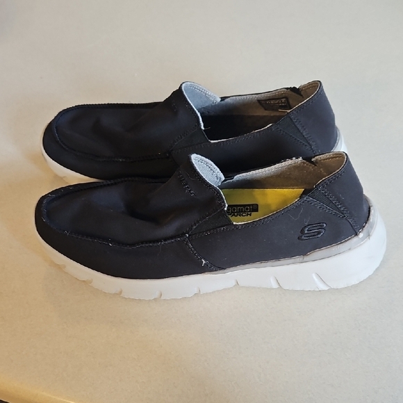 Skechers Classic Fit Air Cooled Slip Ons - Picture 1 of 15